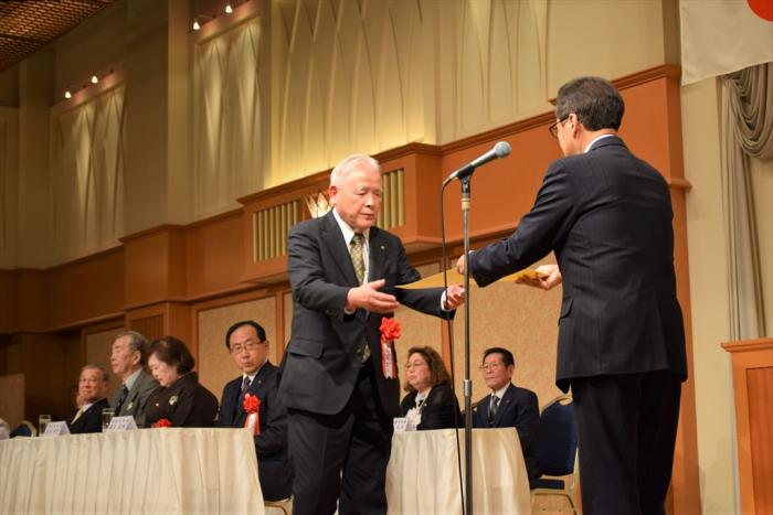 秋元市長（右）から表彰状を受け取る齋藤さん（左）