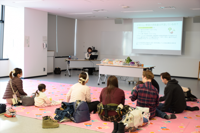 講師の吉川雅子氏と講座を聞いている参加者