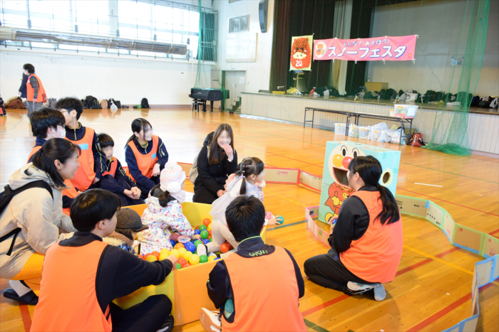 ボールプールで遊ぶ子どもたち