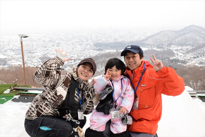 ジャンプ台の頂上に到着し達成感でいっぱいの参加者