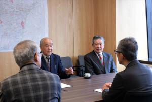 懇談する狩谷会長ら