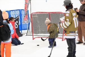 アイスホッケーシュート体験の様子