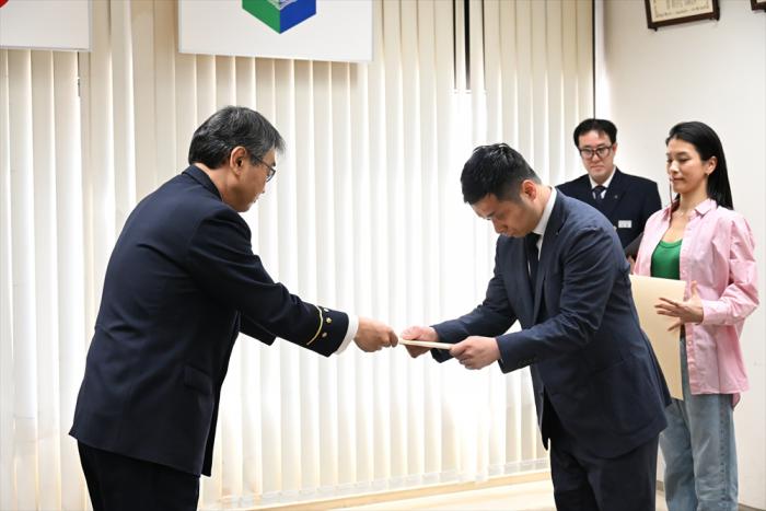 真鍋さんの表彰の様子