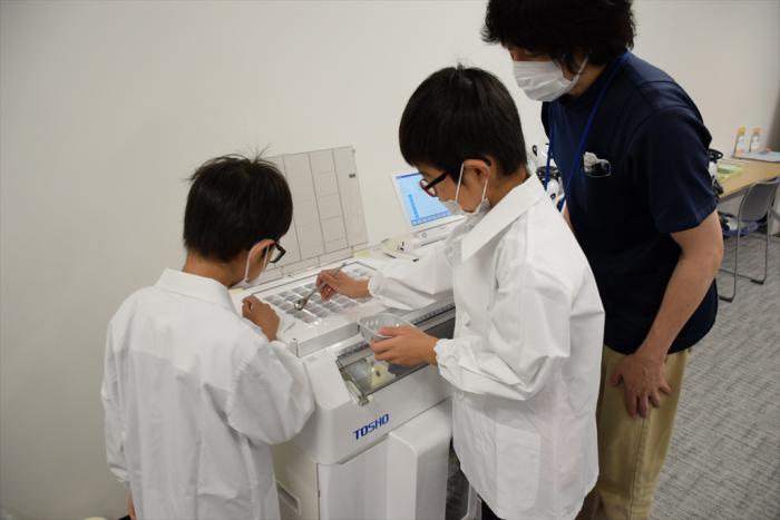 子ども調剤体験を行う参加者