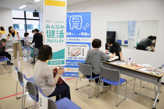 骨密度測定を行う参加者