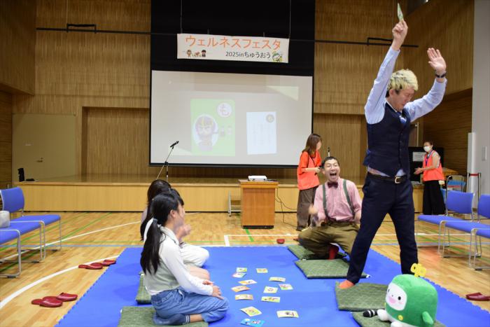 減塩カルタで盛り上がる参加者とスキンヘッドカメラ