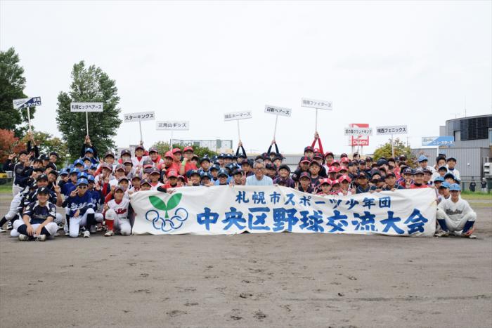 選手と中央区長の集合写真