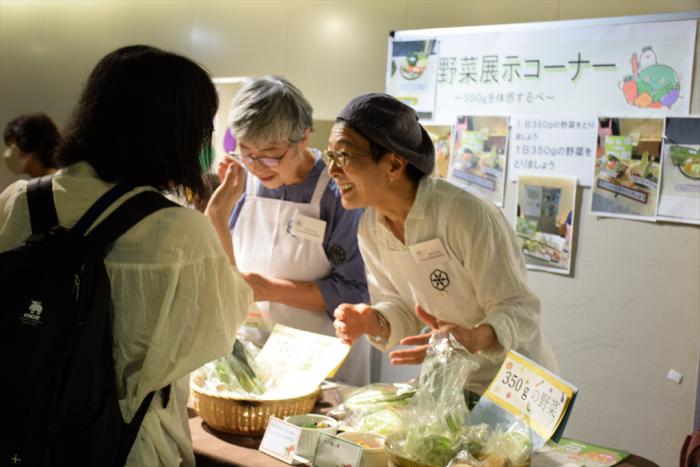1日の野菜接種量についての説明を受ける参加者
