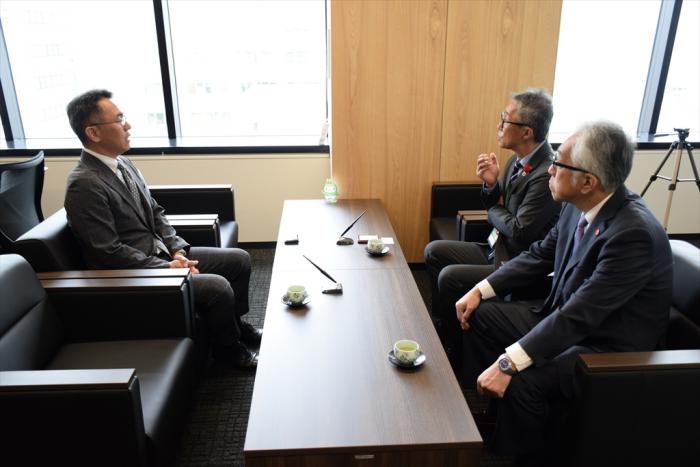 歓談する宮西支社長（左）、久道区長（右奥）、庄中（しょうなか）市民部長（右手前）