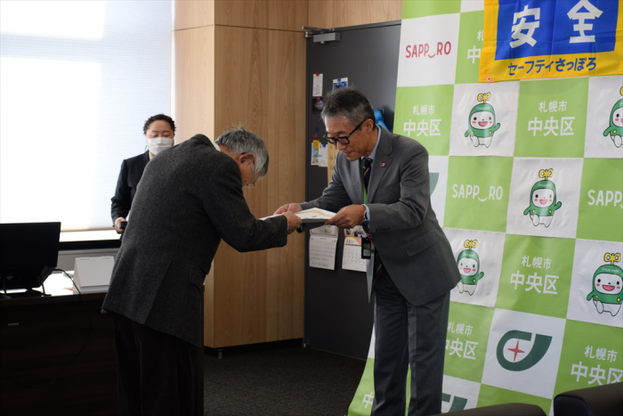 表彰状を木村さん（左）へ手渡す久道会長（右）