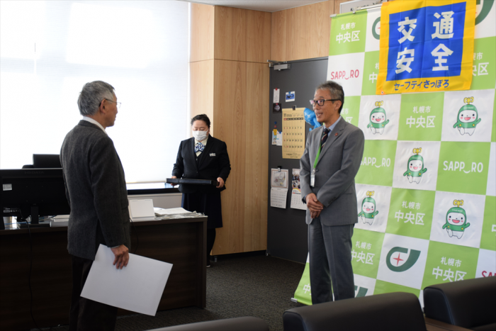 お祝いの言葉を述べる久道会長