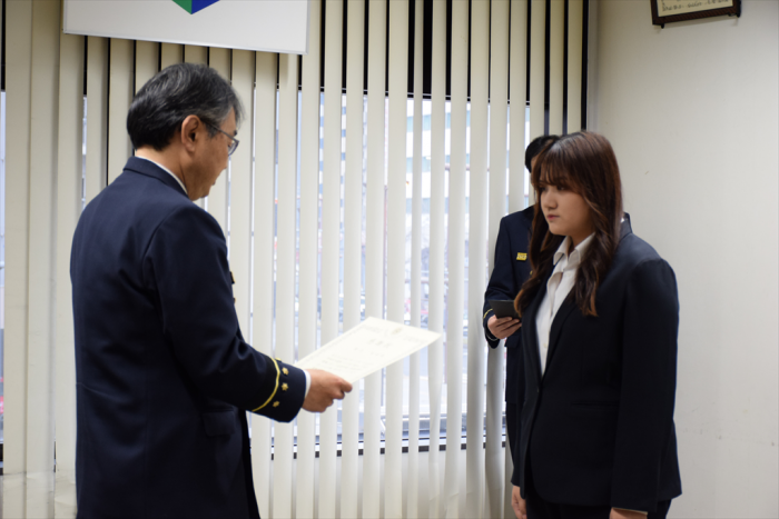 感謝状を受け取る飯沼さん