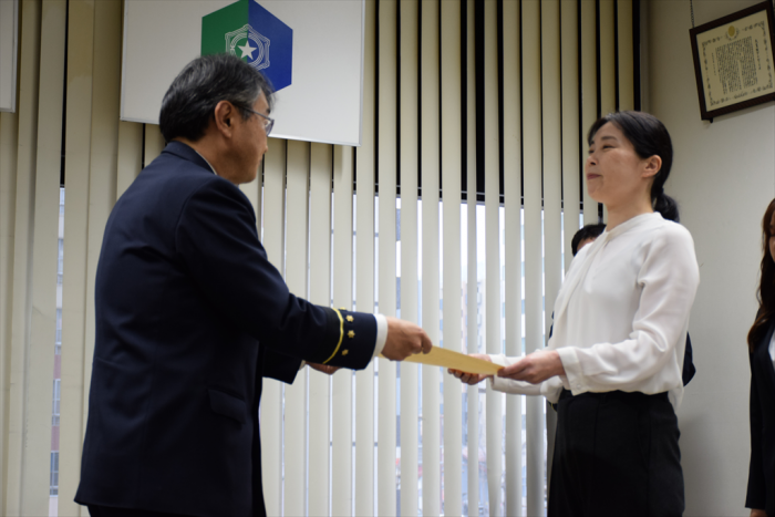 感謝状を受け取る前野さん