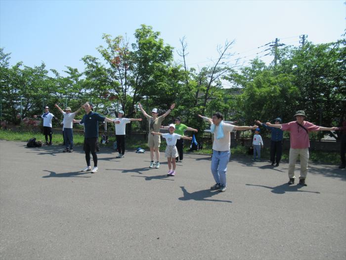 準備運動をする参加者たち