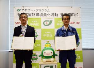 記念撮影の様子（左）本間課長と（右）庄田グループリーダー