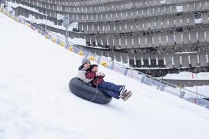 声を上げながら斜面を滑る参加者