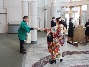 啓発品を参加者へ手渡しする中央区明るい選挙推進協会の矢橋会長