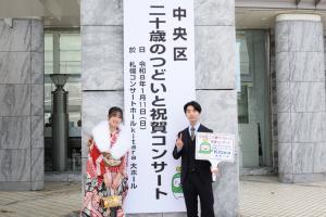 会場前で記念撮影をする参加者