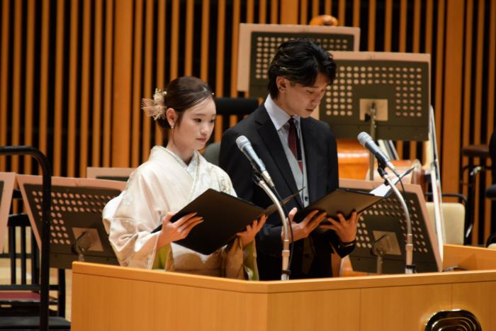 二十歳の決意を述べる長岡さん（左）、阿部さん（右）