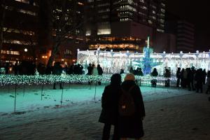 イルミネーションウオーキングを楽しむ参加者