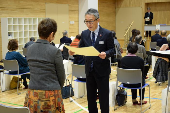 感謝状を手渡す久道区長