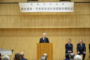 あいさつする成田会長