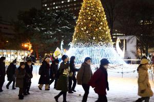 イルミネーションウオーキングを楽しむ参加者