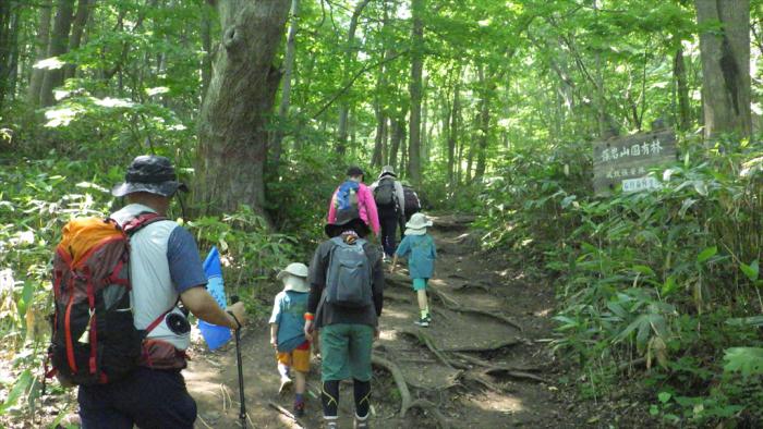 登山中の参加者たち1