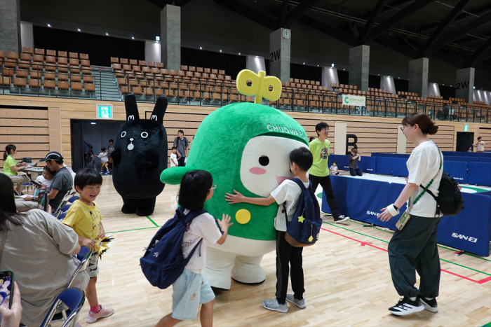 中ウォークんと触れ合う子どもたち