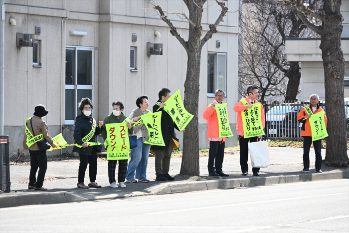 街頭啓発を行う区長ら