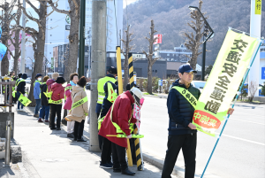 交通安全を呼びかける地域住民