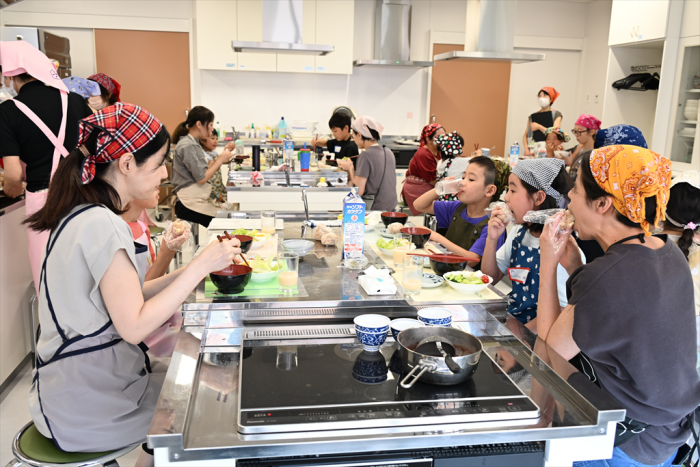 作った料理を試食する参加者たち
