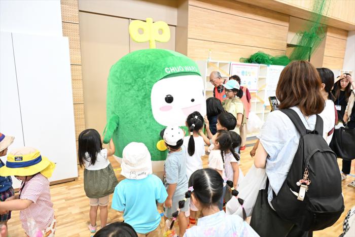 中ウォークん交流する子どもたち