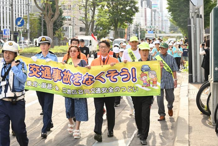 スクールバンドの演奏とパレードによる街頭啓発の様子