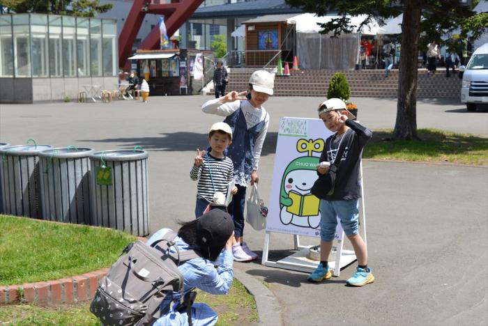 大通公園内に設置されたパネルと記念撮影する参加者2