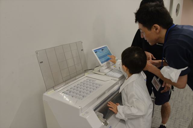 実際の分包機を使った調剤体験