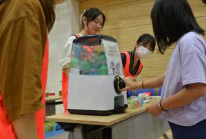 クイズに正解した参加者がカプセル自販機に挑戦