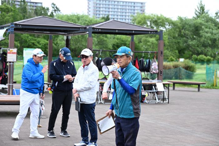 あいさつする芥川会長