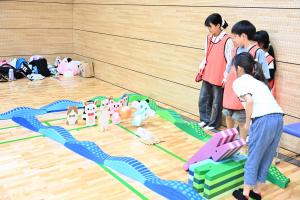 ボールころがしをする子どもたち