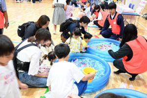 さかなすくいをする子どもたち