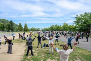 登山前に準備運動をする参加者
