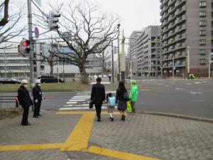 交通安全街頭啓発（資生館小学校入学式）