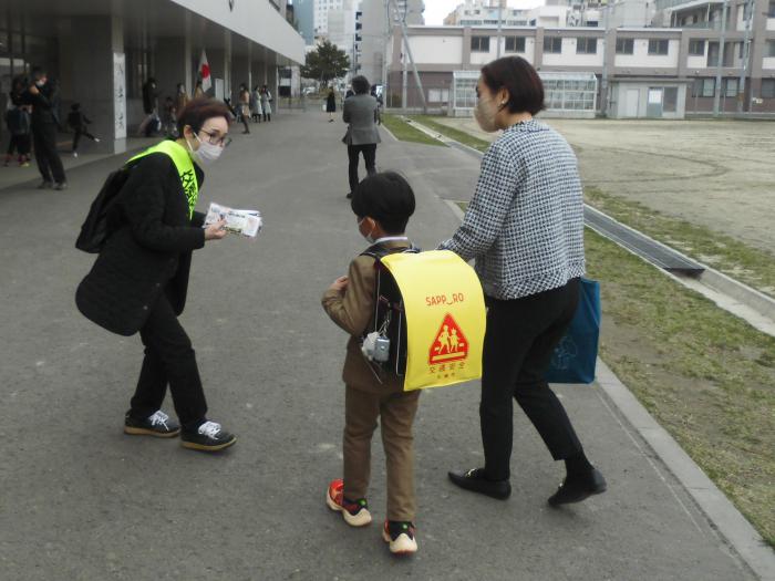 写真：新入学交通安全特別啓発の様子