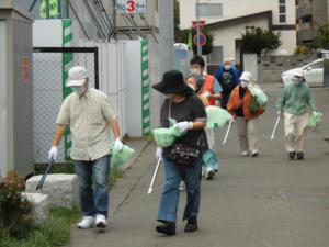 写真：街頭清掃の様子