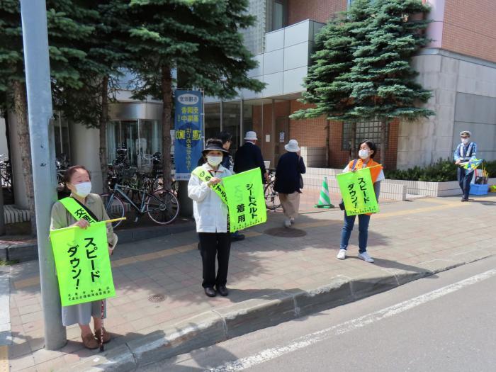 写真：交通安全街頭啓発の様子1