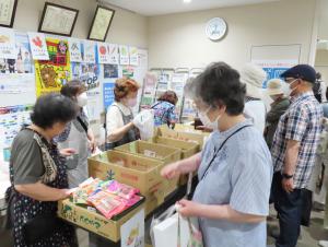 写真：野菜販売の様子