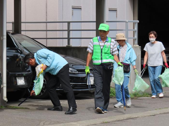 写真：道路清掃の様子