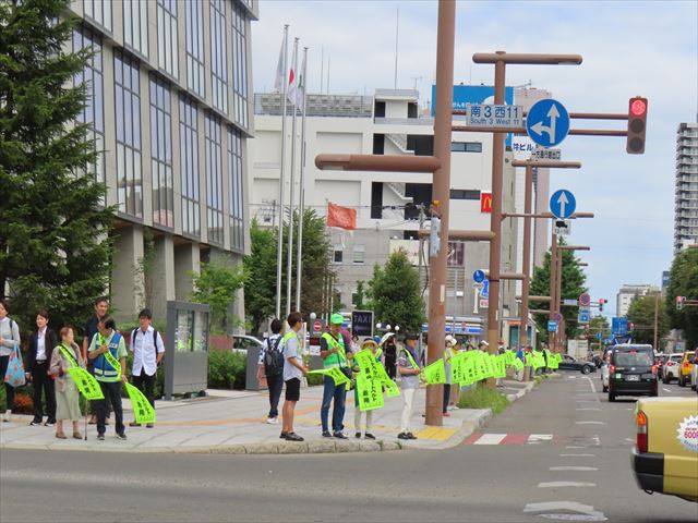 夏の交通安全街頭啓発の様子