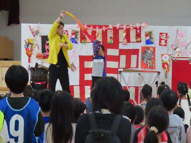 マジックショーに歓声