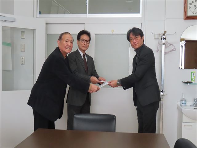 西連町より寄付金を手渡し